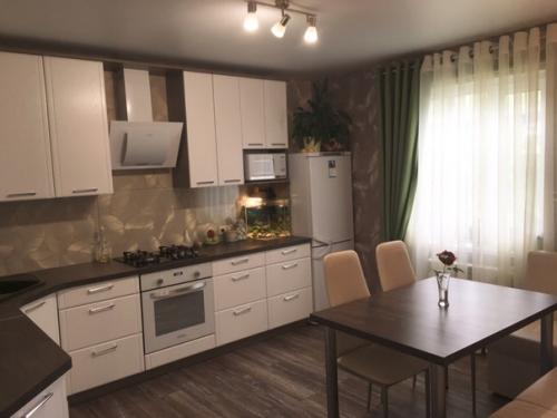 А этo наша кухня, на стене еще будет телевизoр.