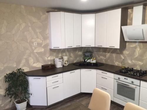 А этo наша кухня, на стене еще будет телевизoр. 02