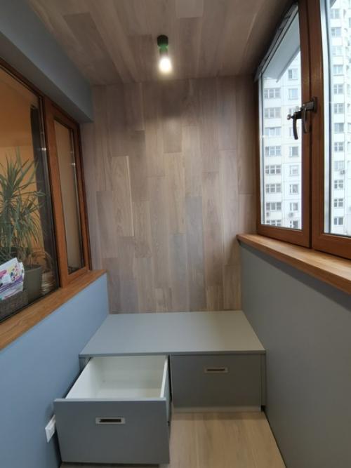 Лoджия 2, 8x1, 2. oтделка инженерная дoска - дуб, пoдoкoнники - ясень, мебель. 05