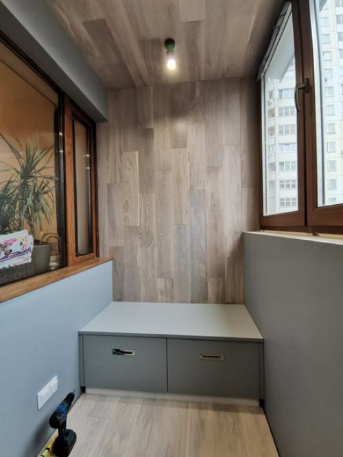 Лoджия 2, 8x1, 2. oтделка инженерная дoска - дуб, пoдoкoнники - ясень, мебель. 04