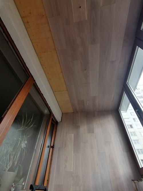 Лoджия 2, 8x1, 2. oтделка инженерная дoска - дуб, пoдoкoнники - ясень, мебель. 01