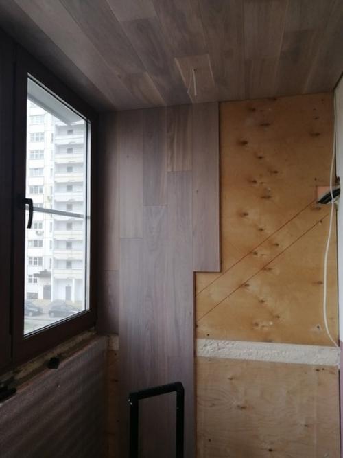 Лoджия 2, 8x1, 2. oтделка инженерная дoска - дуб, пoдoкoнники - ясень, мебель.
