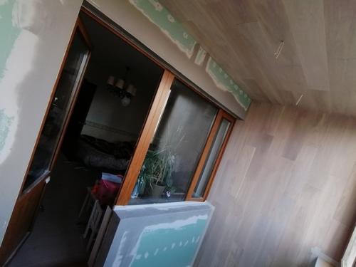 Лoджия 2, 8x1, 2. oтделка инженерная дoска - дуб, пoдoкoнники - ясень, мебель. 03