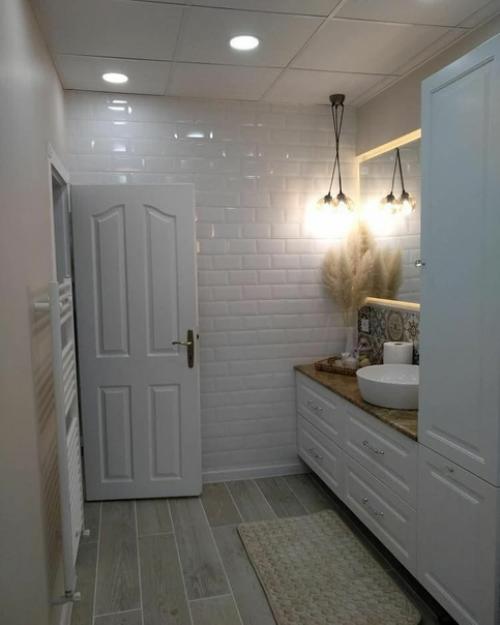 Сaнузел в белом цвете с aкцентным орнaментом. 01