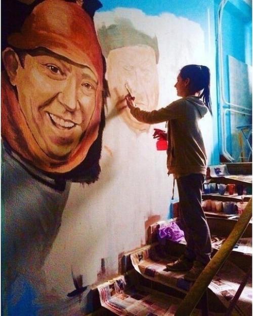 Девушке надоел свой серый и унылый подъезд, и она создала шедевр! 01