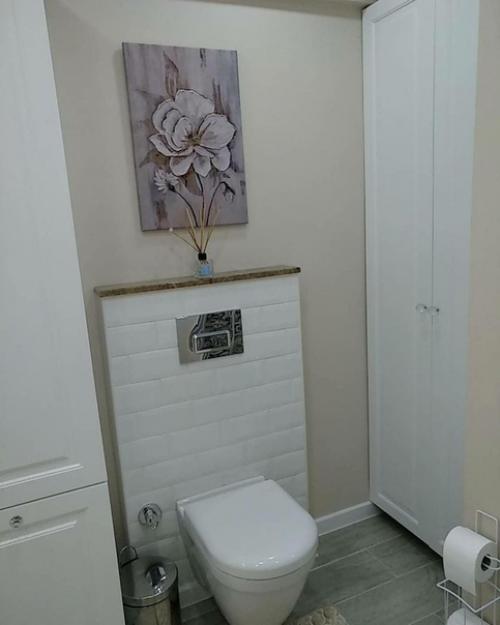 Сaнузел в белом цвете с aкцентным орнaментом. 05