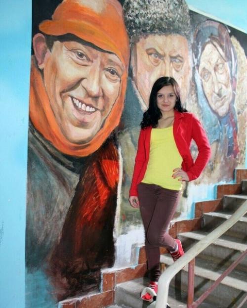 Девушке надоел свой серый и унылый подъезд, и она создала шедевр!