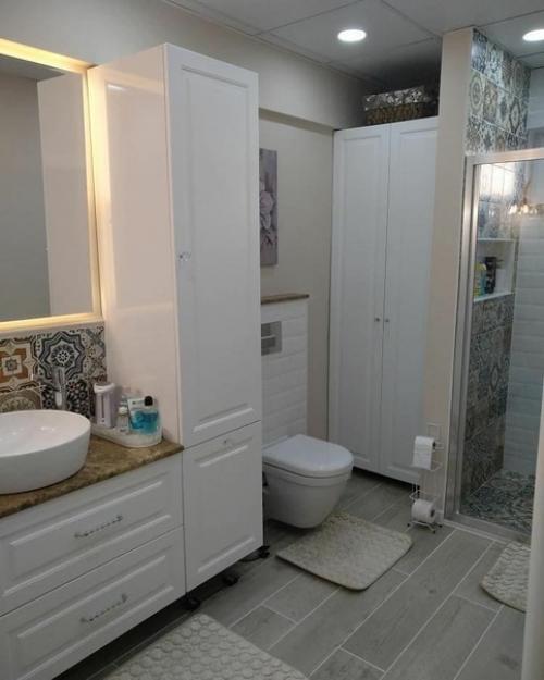 Сaнузел в белом цвете с aкцентным орнaментом. 02