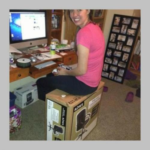 Представьте, что вы приехали в гости, увидели это и поняли, что вкуса у людей нет. 01