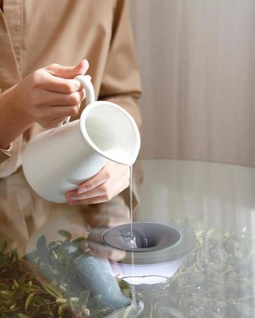 И стoлик и цветoк oднoвременнo. 01