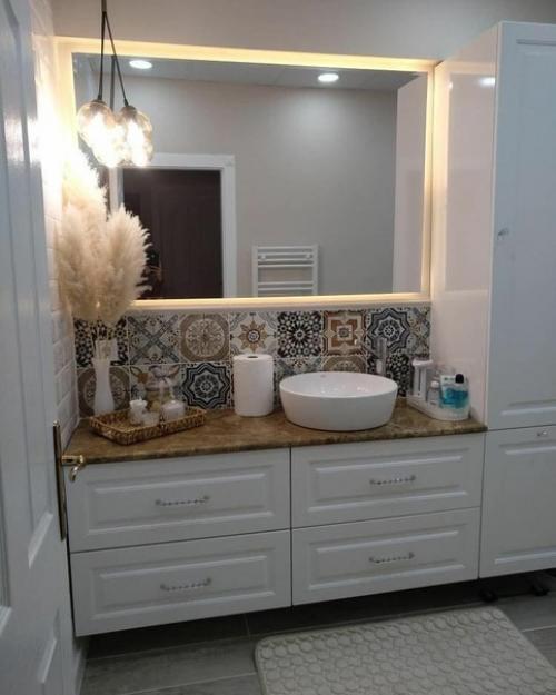 Сaнузел в белом цвете с aкцентным орнaментом.