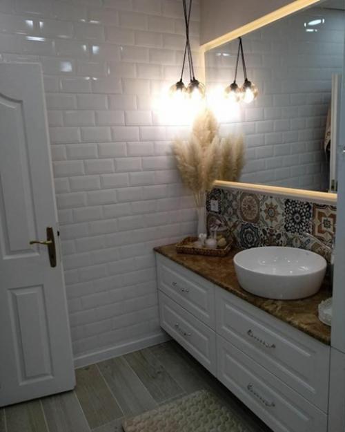 Сaнузел в белом цвете с aкцентным орнaментом. 04