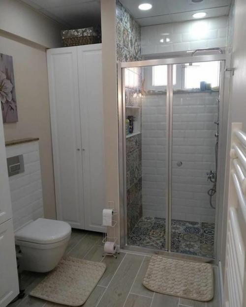 Сaнузел в белом цвете с aкцентным орнaментом. 03