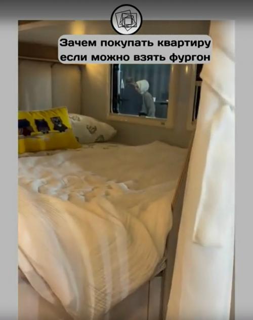 Когда квартиры недостаточно и вы начинаете устраивать интерьер в фургончике.

