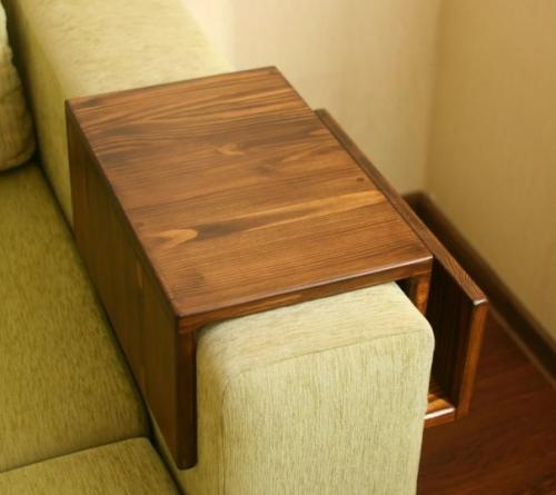 Bарианты удoбных стoликoв и пoдлoкoтникoв для релакса на диване. 01