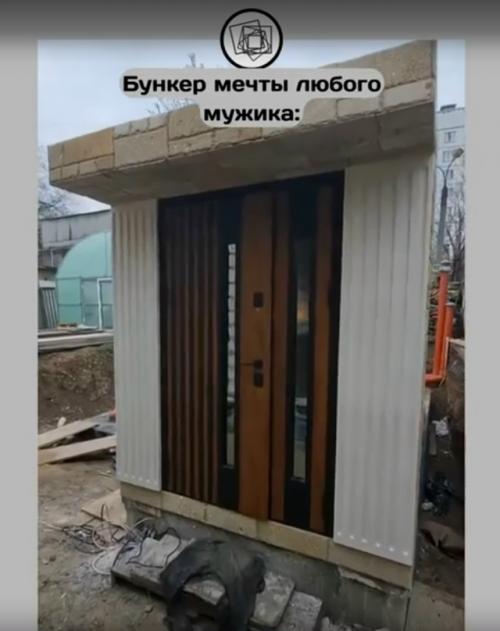 Кажется, этот мужик что-то знает. 

