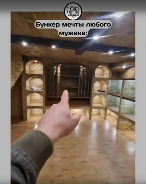 Кажется, этот мужик что-то знает. 01