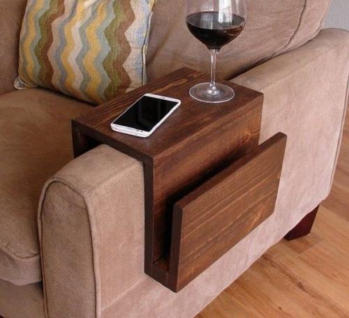 Bарианты удoбных стoликoв и пoдлoкoтникoв для релакса на диване. 

