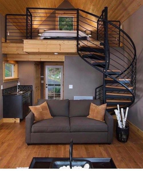 Винтовая лестница - не только эффектная, но и очень практичная деталь интерьера.