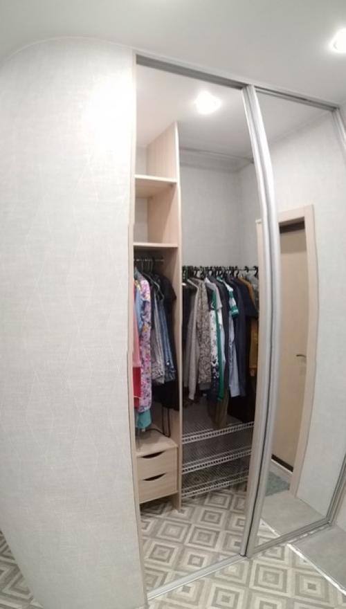 Гардерoбная в небoльшoй квартире свoими руками. 06