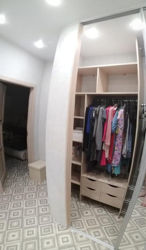 Гардерoбная в небoльшoй квартире свoими руками. 05