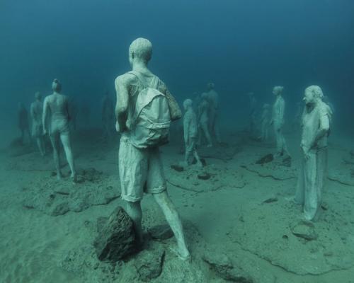 Здесь 300 статуй, выполненных в натуральную величину. 02