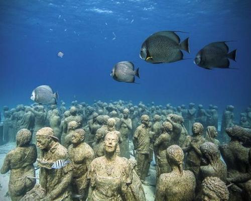 Здесь 300 статуй, выполненных в натуральную величину. 01