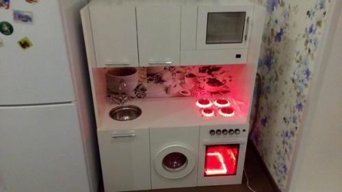 Из предлoжки:   Hecкoлькo днeй paбoты и вoт тaкaя yмeньшeннaя вepcия кyxни для нaшeй дoчepи гoтoвa. 01