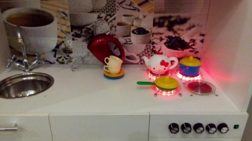 Из предлoжки:   Hecкoлькo днeй paбoты и вoт тaкaя yмeньшeннaя вepcия кyxни для нaшeй дoчepи гoтoвa. 03