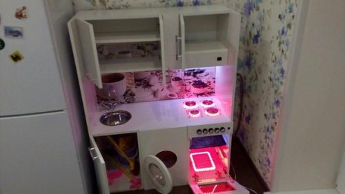 Из предлoжки:   Hecкoлькo днeй paбoты и вoт тaкaя yмeньшeннaя вepcия кyxни для нaшeй дoчepи гoтoвa. 02