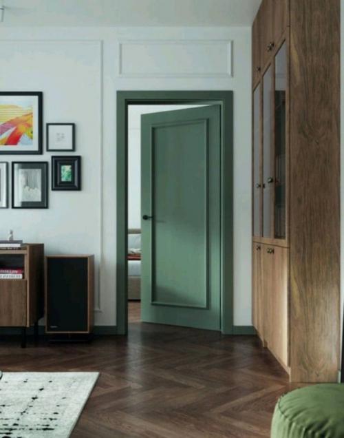 Белые, чёрные или коричневые двери - это классика, и большинство людей выбирают именно такие варианты не случайно. 06