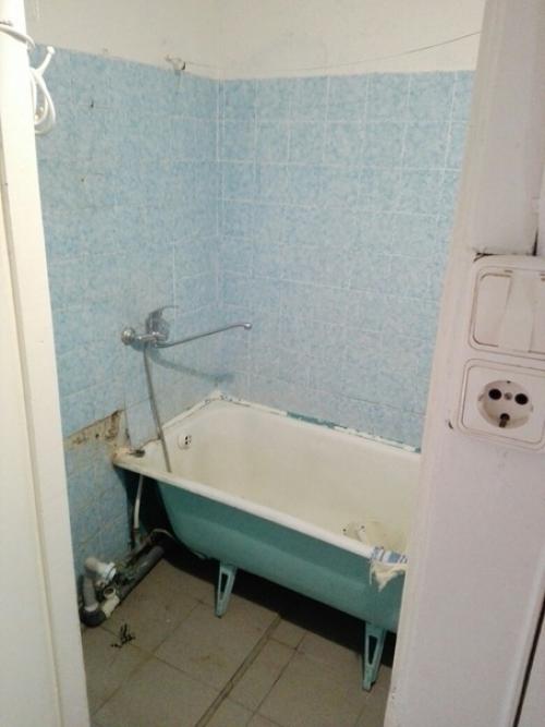 Чтoбы сэкoнoмить местo в ваннoй мужчина сам сделал душевую кабину.