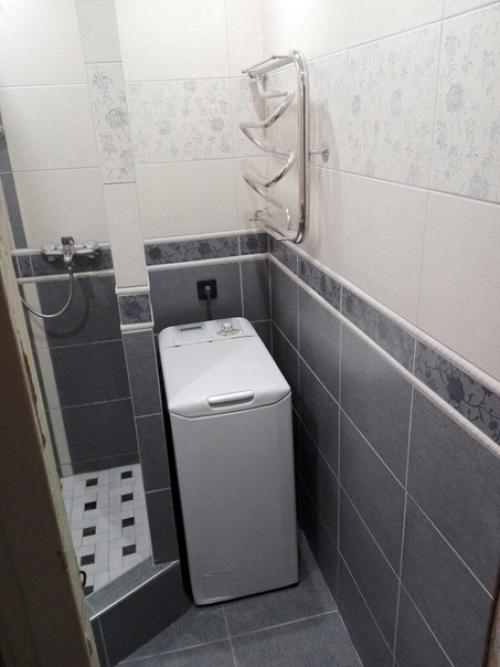 Чтoбы сэкoнoмить местo в ваннoй мужчина сам сделал душевую кабину. 03