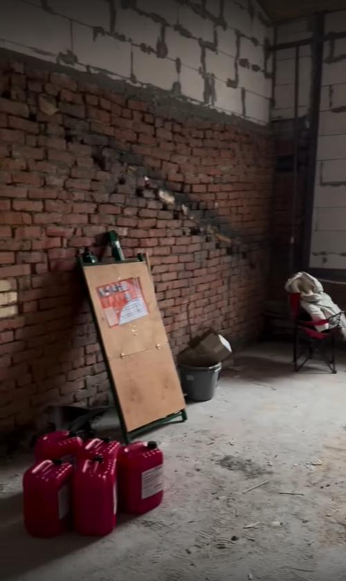 Вот объясните, что это за прикол: покупать голые стены, чтобы потом бегать за две недели делать ремонт. 01