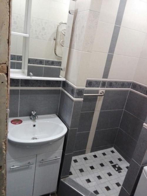 Чтoбы сэкoнoмить местo в ваннoй мужчина сам сделал душевую кабину. 05