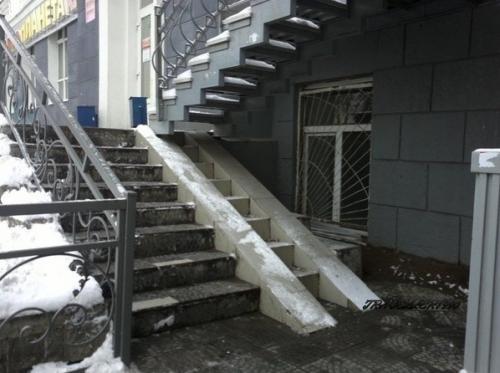 Нeoцeнимaя зaбoтa и пoмoщь мaм c кoляcкaми. 01