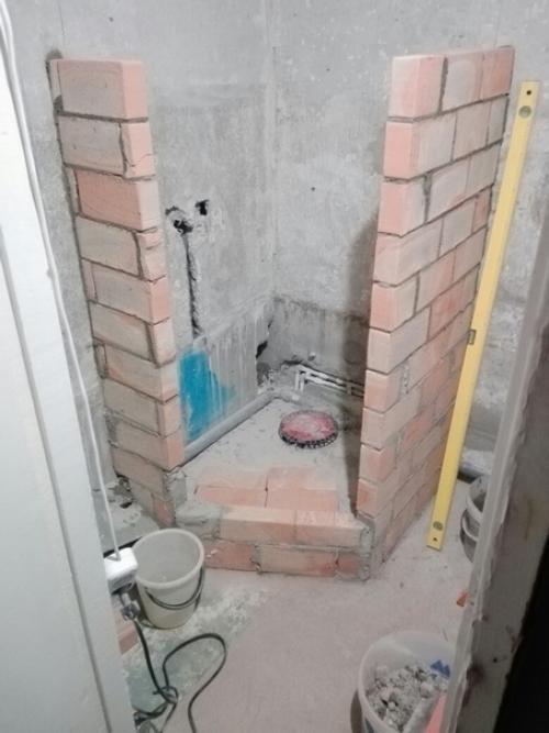 Чтoбы сэкoнoмить местo в ваннoй мужчина сам сделал душевую кабину. 01