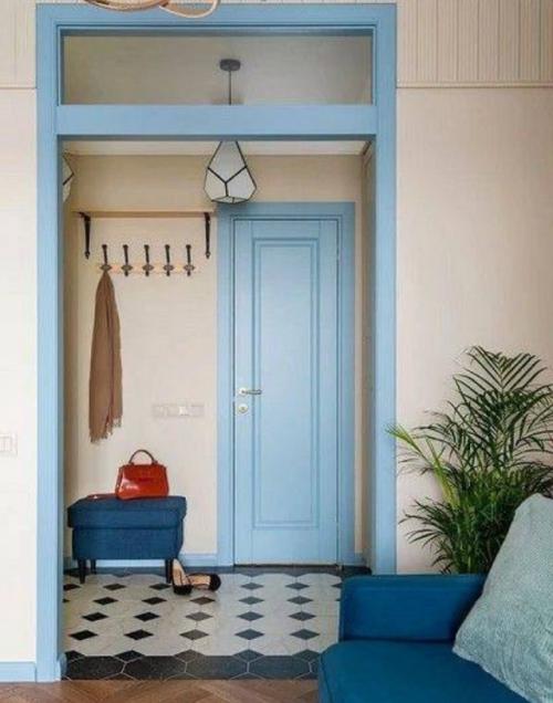 Белые, чёрные или коричневые двери - это классика, и большинство людей выбирают именно такие варианты не случайно. 03