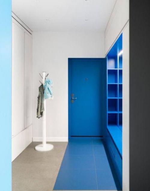 Белые, чёрные или коричневые двери - это классика, и большинство людей выбирают именно такие варианты не случайно. 02