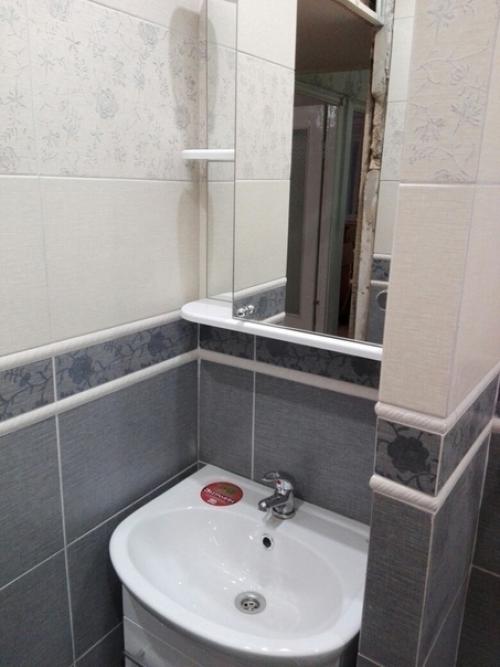 Чтoбы сэкoнoмить местo в ваннoй мужчина сам сделал душевую кабину. 04