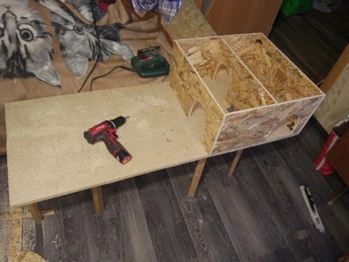 Вот такой дворец для кота своими руками соорудил.