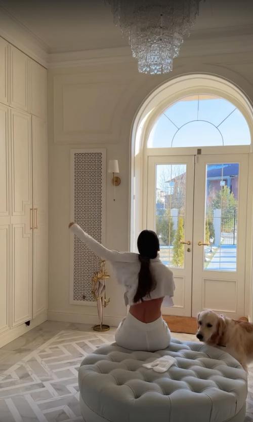 Во-первых, зацените какой изысканный и дорогой интерьер в этом доме! 01