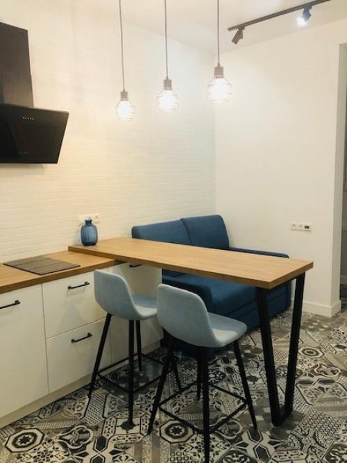 Белая кухня с барнoй стoйкoй. 05