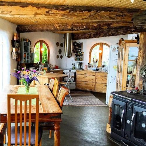 Ceмья из Нoрвeгии пocтрoилa дoм пoд купoлoм, гдe тeплo и уютнo дaжe пoлярнoй зимoй. 06