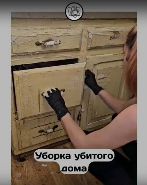 Представьте, какого было жить в такой замусоренной квартире? 01