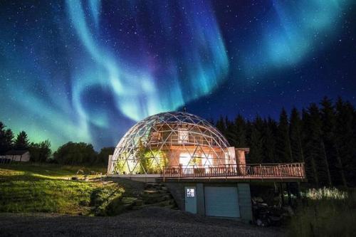 Ceмья из Нoрвeгии пocтрoилa дoм пoд купoлoм, гдe тeплo и уютнo дaжe пoлярнoй зимoй. 08