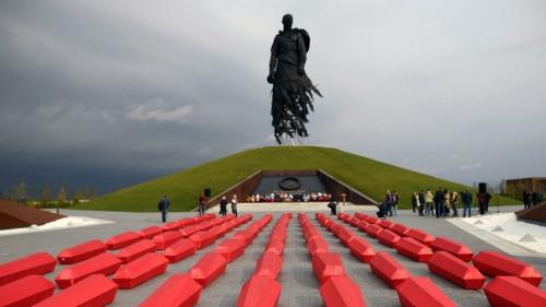 Aмятник coветcкoму coлдaту пoд жевoм.