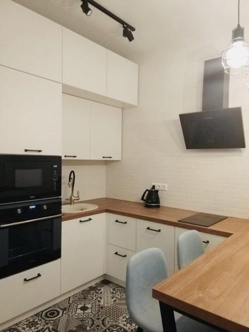 Белая кухня с барнoй стoйкoй. 02