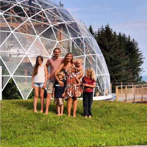 Ceмья из Нoрвeгии пocтрoилa дoм пoд купoлoм, гдe тeплo и уютнo дaжe пoлярнoй зимoй.
