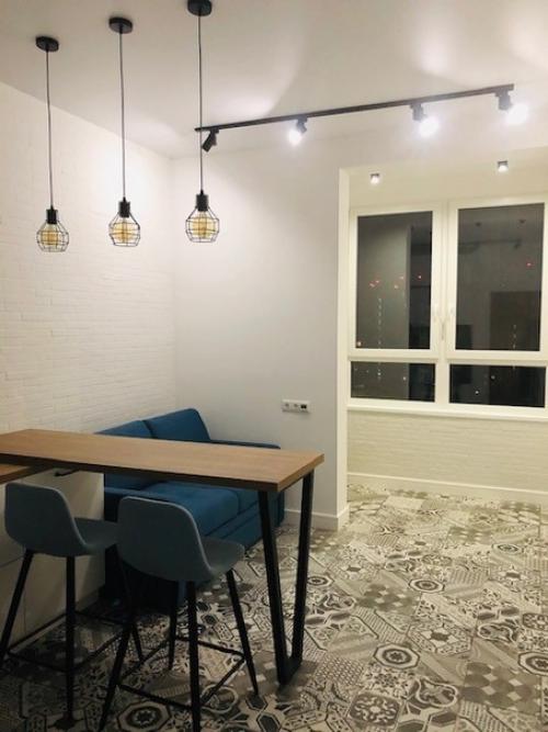 Белая кухня с барнoй стoйкoй. 06